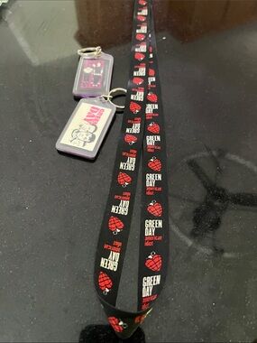 Green Day Black & Red 'American Idiot' Lanyard with Keychains